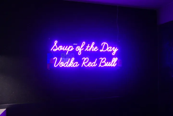 Beleuchteter Schriftzug soup of the Day Vodka Red Bull